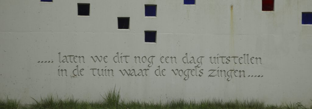 De muur met tekst
